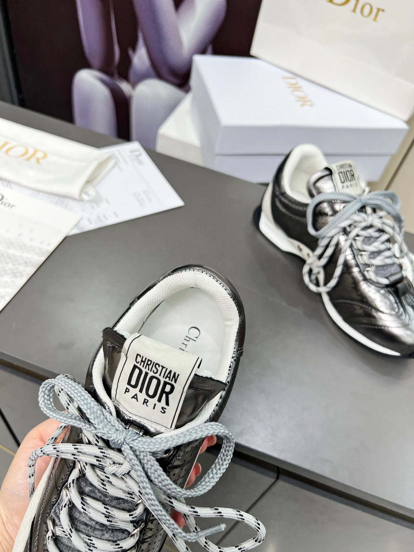 These silver men's shoes 💰580 D-Sketch sneakers are a new product of the 2025 spring and summer ready-to-wear series❤️‍🔥❤️‍🔥❤️‍🔥❤️‍🔥, highlighting the classic retro aesthetics. Crafted from gold-toned crinkled sheepskin and gold-toned laminated calfskin 🌹🌹🌹, it features beige suede calfskin panels and double laces. The side is decorated with a handwritten Christian Dior Men's Shoes 💰aris logo🎆🎆🎆, while the heel and tongue are embellished with Christian Dior Men's Shoes 💰aris logo panels and plaques. Paired with two-color thin rubber soles, they look more refined. Size: 35~41 (men’s model is currently available). Color: black, white, gold, silver.